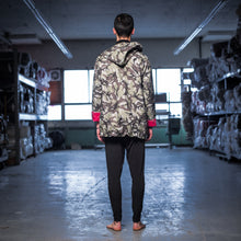 Load image into Gallery viewer, Trench réversible motif camouflage doublé en satin rose
